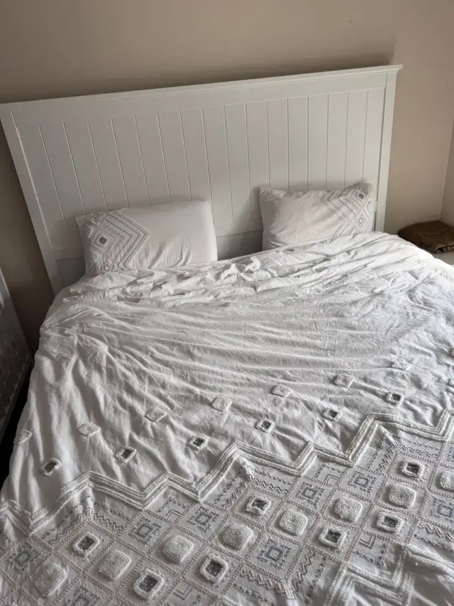 Brunelli duvet cover and 2 pillow case - queen size.  in Bedding in Ottawa - Image 4