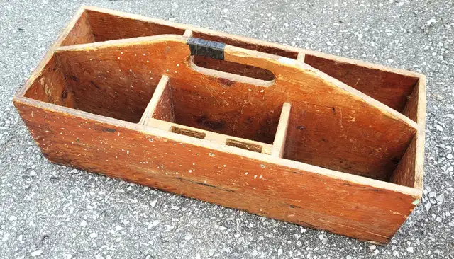 Vintage Wooden Carpenter's Toolbox / Tote in Tool Storage & Benches in Oshawa / Durham Region - Image 4