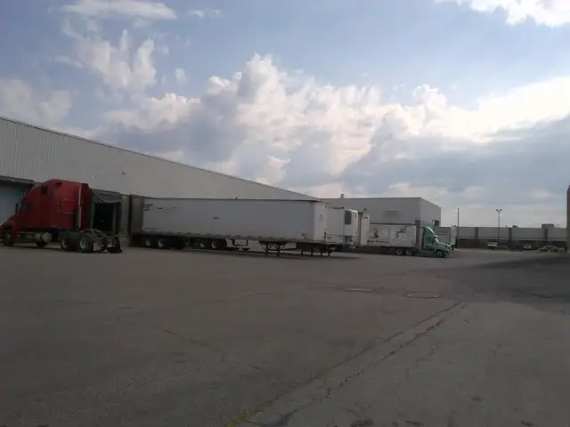 DE 1,800 À 24,000 PIEDS WAREHOUSES À LOUER, DORVAL, ST-LAURENT