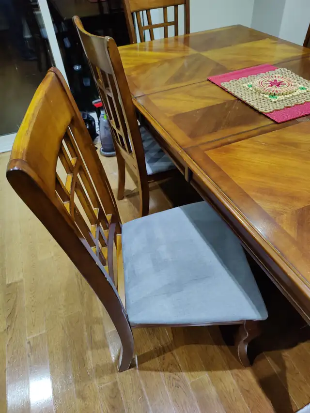 Dining table with 6 chairs in Dining Tables & Sets in Markham / York Region - Image 5