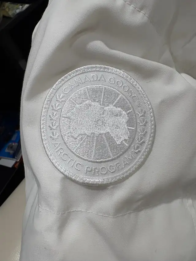 CANADA GOOSE Humanature Shelburne Down Parka in Women's - Tops & Outerwear in Markham / York Region - Image 4