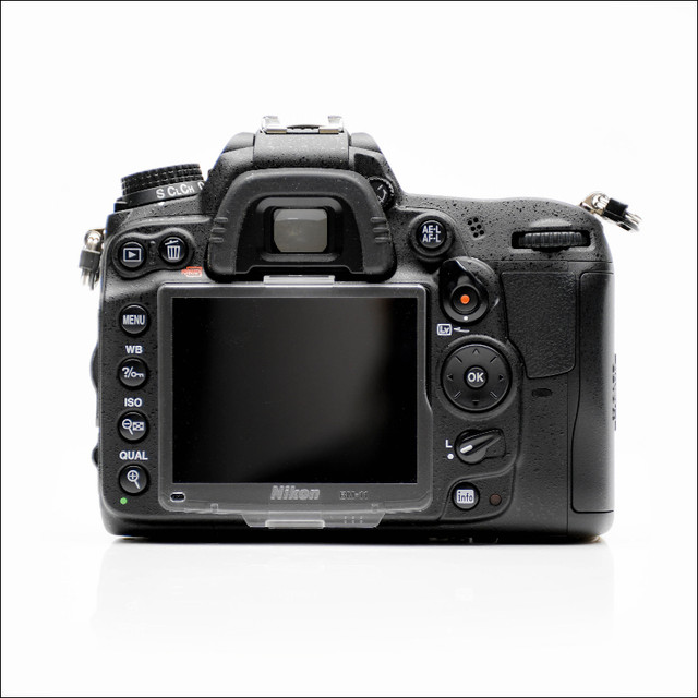 Nikon D7000 SLR Digital Camera (Body Only) Low Shutter Count in Cameras & Camcorders in City of Montréal - Image 2