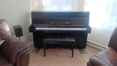 Piano laqué noir, View more