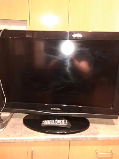 Samsung TV with remote. In working condition. Just upgraded to smart tvs. Asking $75 pick up in hull