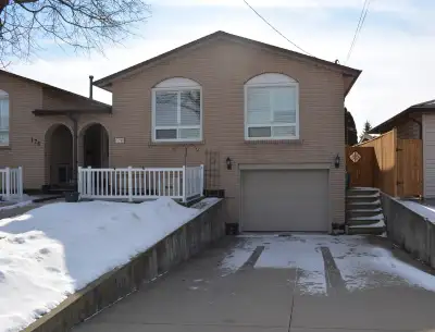 Charming semi-detached house with 3 bedrooms, on the main floor, and a spacious room in the basement...