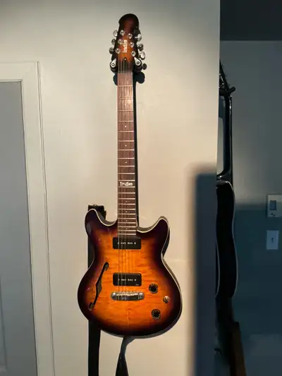 Très rare cette couleur., guitare Indie shape double cut p90 thinline. Très bonne condition.
