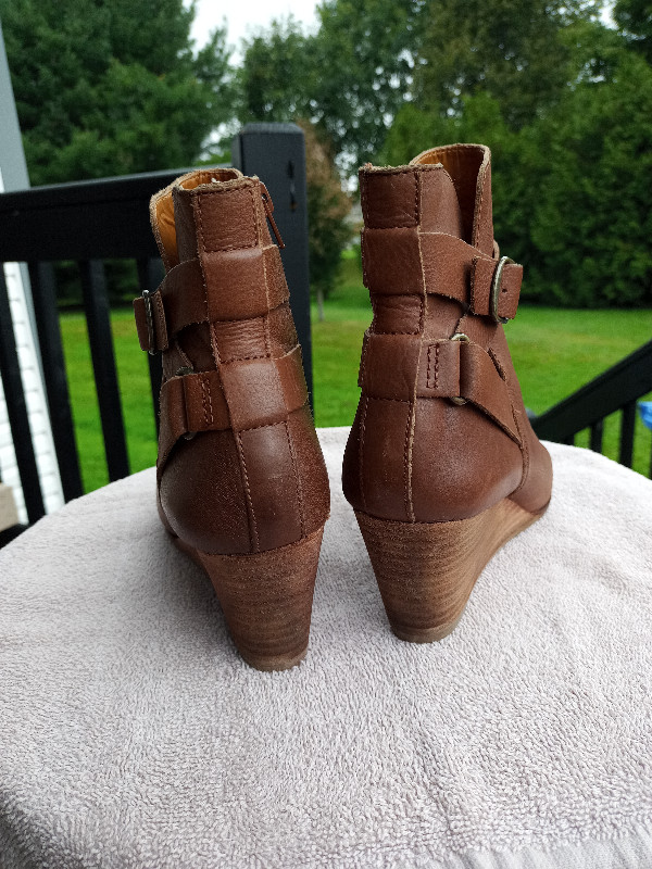 Bottes en cuir 8.5 marque LUCKY BRAND dans Femmes - Chaussures  à Granby - Image 2