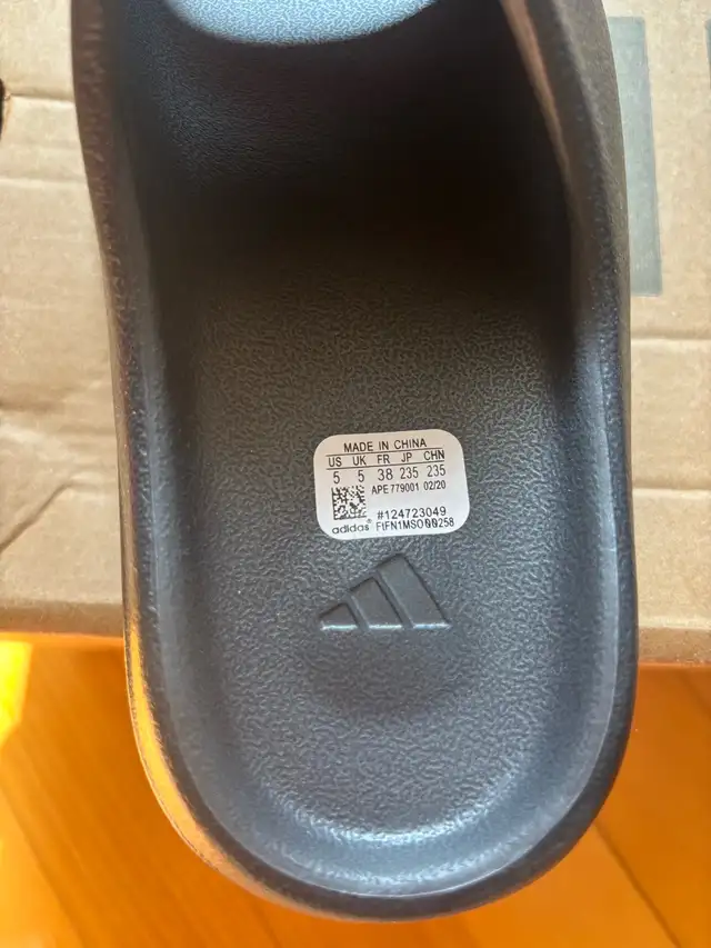 Yeezy Slide in Clothing, Shoes & Accessories in City of Montréal - Image 3