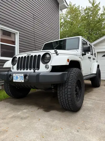 This is a well-maintained, pre-owned 2015 Jeep Wrangler Sahara Unlimited, perfect for off-road adven...