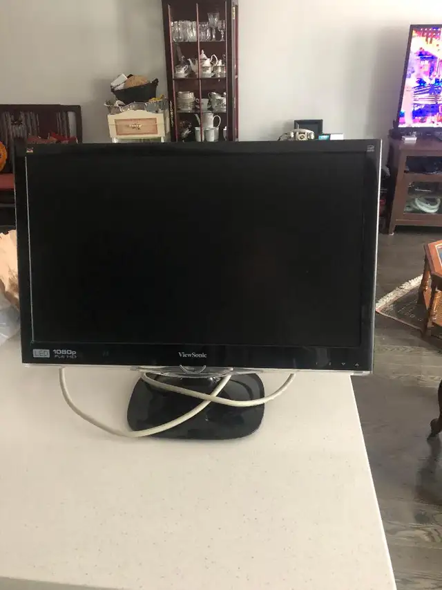 Dell 9010 Desktop Computer with Monitor in Desktop Computers in Oakville / Halton Region - Image 2