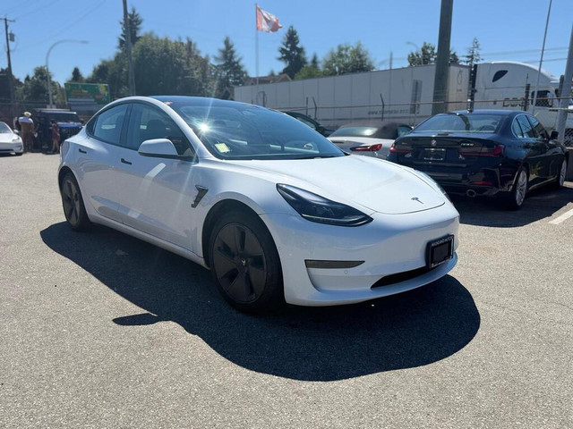 2022 Tesla model 3 in Cars & Trucks in Delta/Surrey/Langley - Image 2