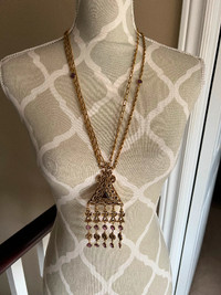Vintage Goldette unsigned 1960’s Angel Flower Festoon necklace