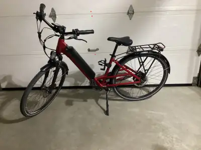 Vélo électrique de couleur rouge métallique, View more
