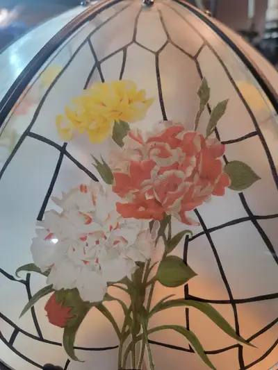 Beautiful rare Tiffany style lamp. Operates by Touch. Size: as indicated in pictures. Works like new...