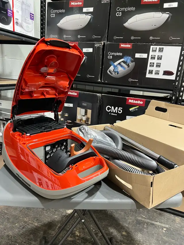 Miele Guard M1 Canister Vacuum in Vacuums in Oakville / Halton Region - Image 3