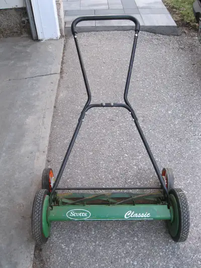 Scott's Classic push reel lawn mower. In good used condition.