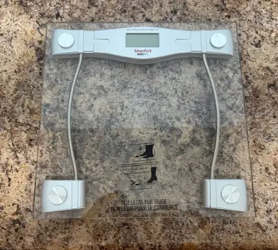 This Starfrit digital scale has a tempered glass platform and a clear LCD display. It offers auto-on...