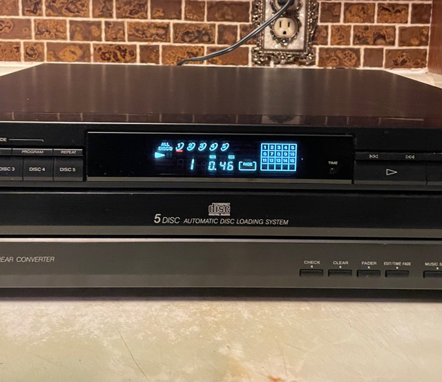 SONY CDP-C225 Compact Disc Player 5-CD Changer WORKS PERFECT EX! in Stereo Systems & Home Theatre in Hamilton - Image 3