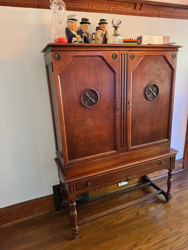 Antique cabinet in Other in City of Toronto - Image 3