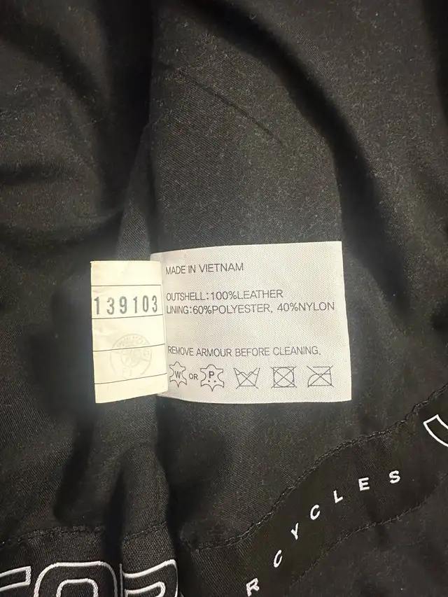 Victory Motorcycle leather jacket in Motorcycle Parts & Accessories in Edmonton - Image 5