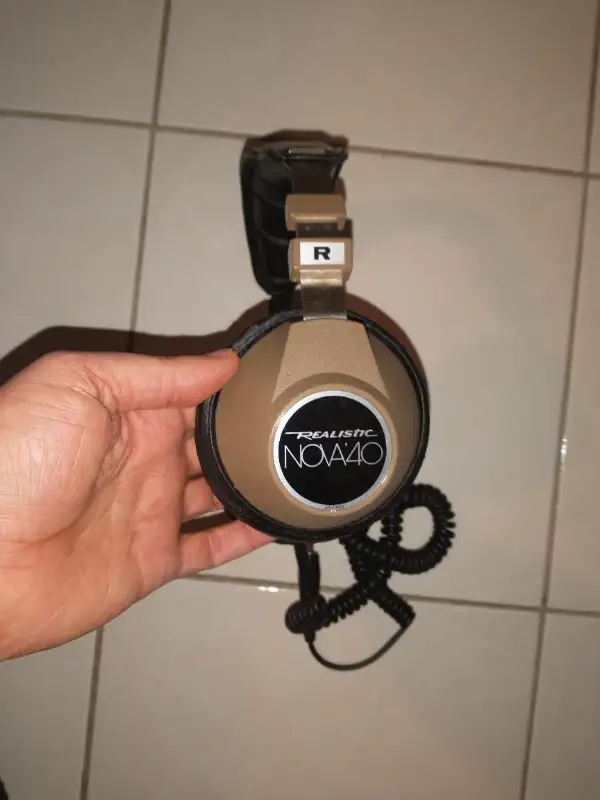 Realistic Nova 40 vintage headphones in Headphones in London - Image 2