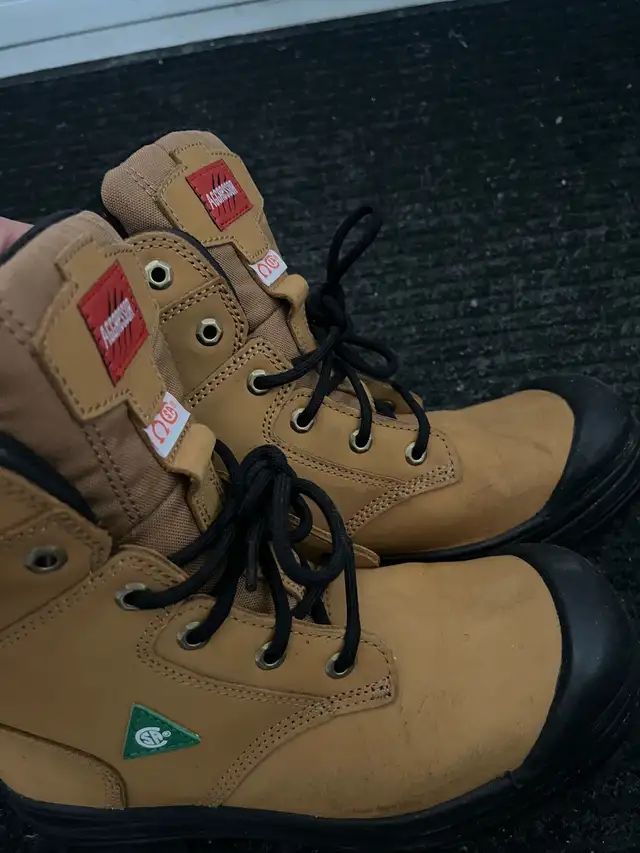 Steel toed boots in Men's Shoes in Stratford - Image 3