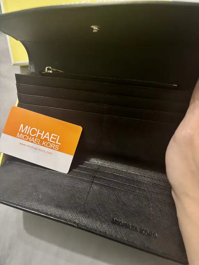 Michael Kors Wallet  in Women's - Bags & Wallets in Sudbury - Image 4