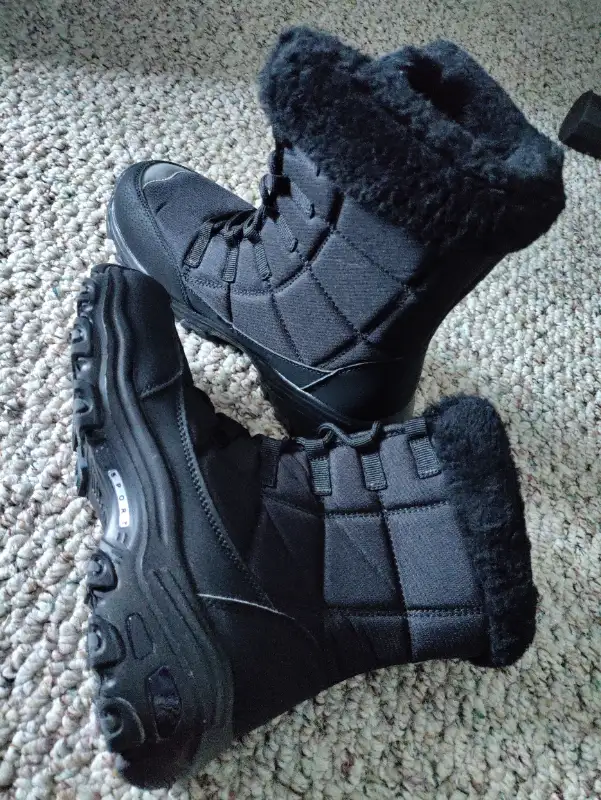 New light weight Women's winter boots for sale. in Women's - Shoes in Calgary - Image 3