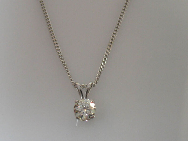DIAMOND PENDANT IN WHITE GOLD in Jewellery & Watches in City of Toronto