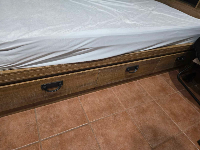 twin bed  in Beds & Mattresses in Kelowna - Image 4