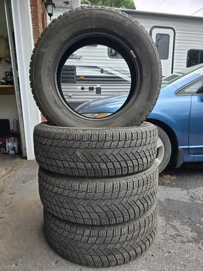 A set of 4 Michelin x-ice snow size 225/65R17