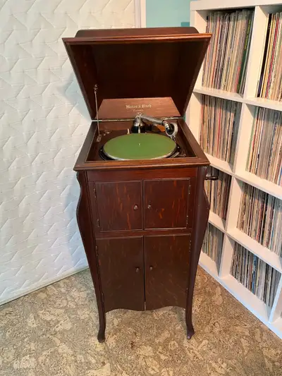 An antique Mason & Risch floor model phonograph (gramophone), Type A, in working condition. Cabinet...
