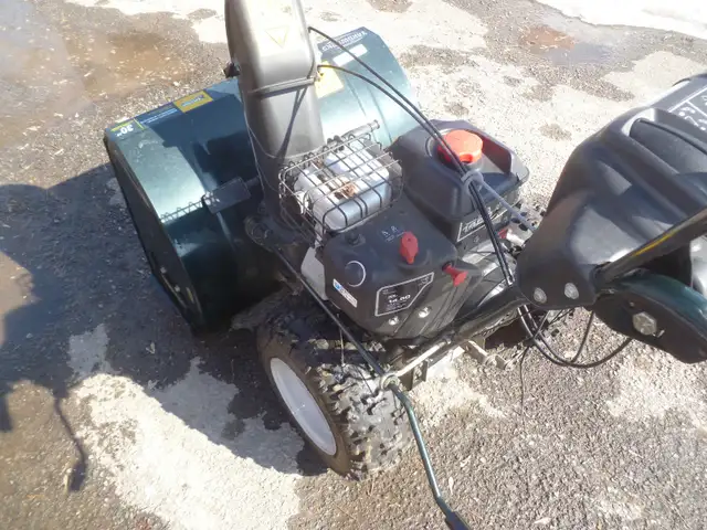 30" Yardworks/Mtd 305cc snowblower in Snowblowers in Ottawa - Image 6