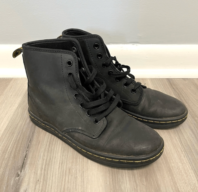 Dr Martens Boots  Black Leather Shoreditch Lace Up Womens 8 in Women's - Shoes in City of Toronto - Image 2