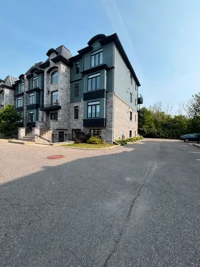 Disponible dès maintenant. Magnifique condo 4 1/2 au niveau du sol à st-janvier près de tout . Accès...