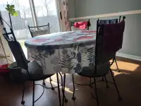Round Dining table with 5 Charis