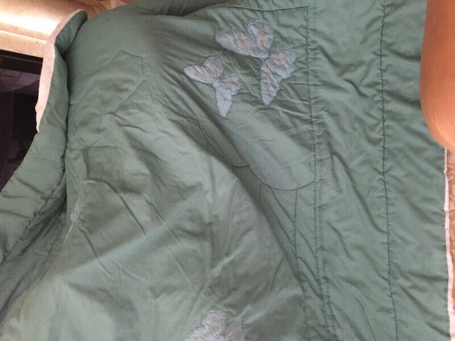 Double size bedspread/comforter in Bedding in Brantford