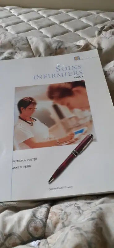 Soins infirmiers, 2 volumes in Textbooks in City of Montréal - Image 3