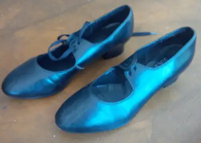 Made in England. One shoelace is missing. Buy more than one kijiji item and pay less. I live in Linw...