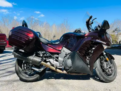 US bike with Imperial measures on the digital dash display. Mileage: 27,183 miles / 43,747 km. Featu...