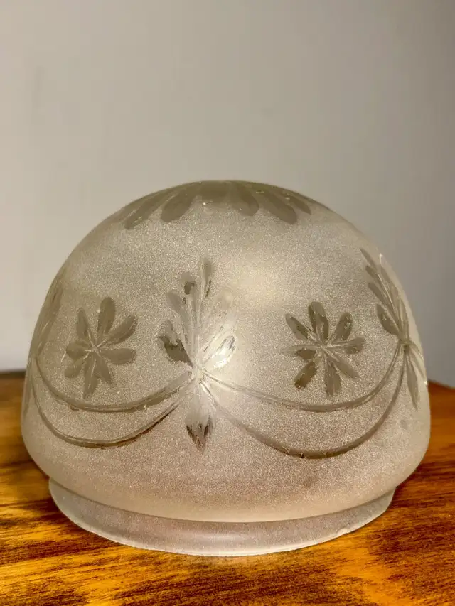 Frosted Antique Glass Lamp Shade in Indoor Lighting & Fans in City of Montréal - Image 5