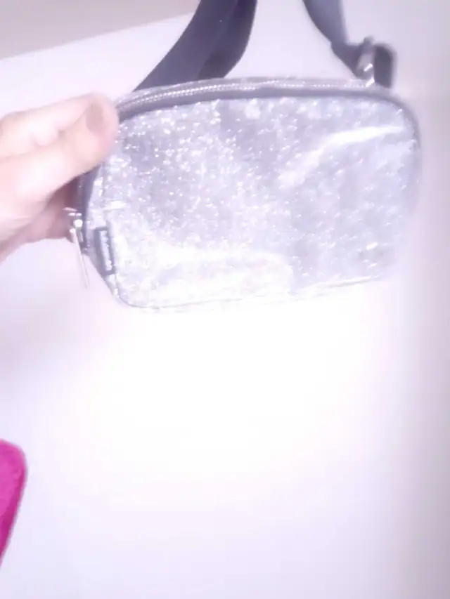 lulu lemon purse in Women's - Bags & Wallets in City of Toronto - Image 4