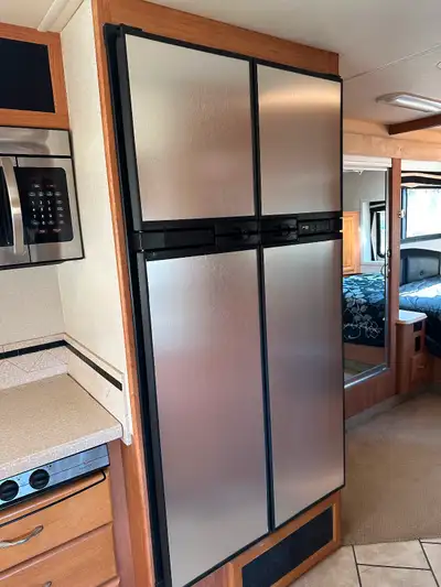 Beautiful inside and out. Onan generator, 4 door Norcold fridge/freezer, newer tires new batteries n...