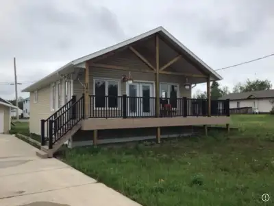 Welcome to this charming house and garage located on a triple lot in beautiful Northern Ontario! Thi...