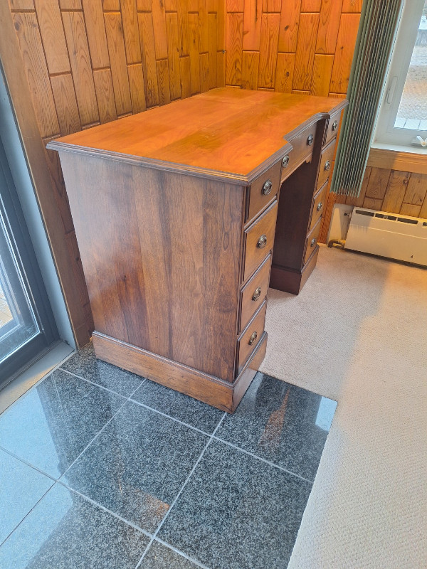 Antique solid wood desk in Desks in North Bay - Image 3