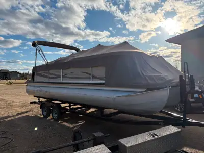 For sale 2001 Premiere Elite 24’ Tritoon, 115 Yamaha with only 703 hours, runs and operates like a d...