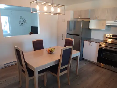 [English will follow] / œ - Bienvenue dans votre nouveau chez-vous! Cette unité spacieuse au rez-de-...