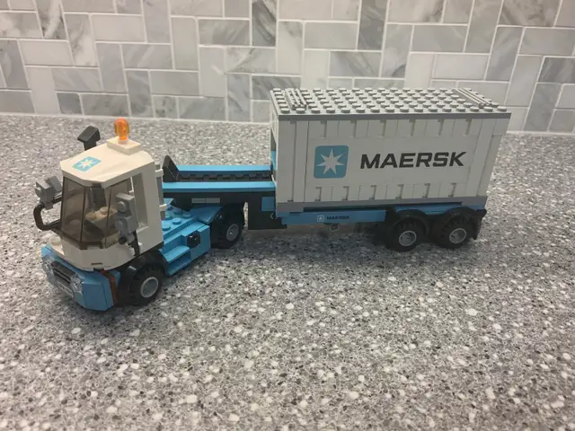 Lego train Maersk # 10219 in Toys & Games in City of Montréal - Image 6