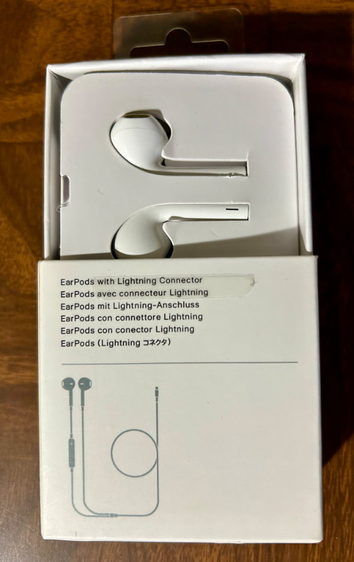 EarPods with Lighting Connector-Apple product in Cell Phone Accessories in London - Image 2