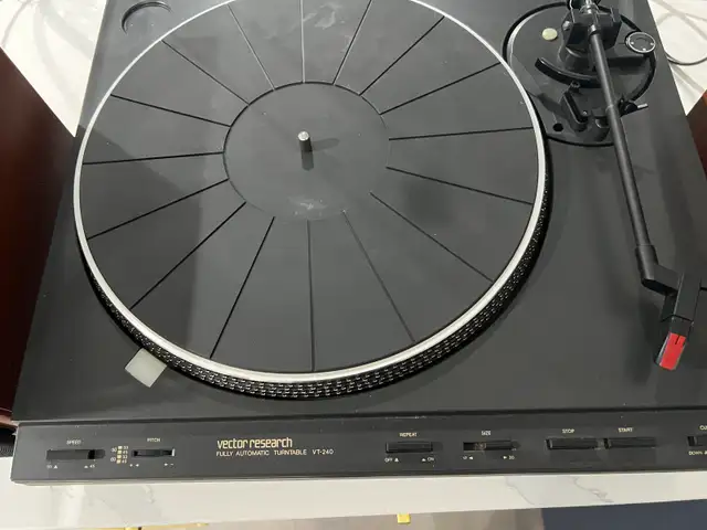 Turntable  Vector Research VT-240 in Stereo Systems & Home Theatre in Mississauga / Peel Region - Image 3
